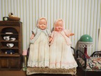 オープンマウスの双子ドール　2体セット　洋服・ボネ付き 画像1