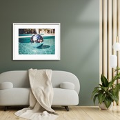 Pool party｜プールに浮かぶミラーボールの不思議な世界観アート｜夏気分を高めるモダンポスター｜A2ポスター