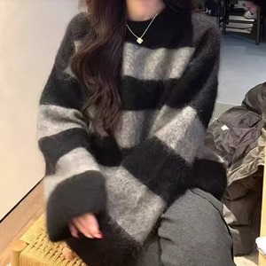 【送料無料】 セーター ボーダー柄 ふわふわ 防寒 あったか 温かい しましま 厚手 ロング丈 大きい ゆったり 長袖 Uネック Aライン フレア プルオーバー ニット 30代 40代 女性用 レディース ママ かわいい 大人可愛い 大人女子 こなれ感 シンプル カジュアル 大人 上品 おしゃれ お洒落 ラフ デート お出かけ お茶会 女子会 休日 授業参観 冬 着回し デイリーユース 普段使い ファッション コーデ スタイル 楽ちん 定番アイテム 着痩せ 垢抜け