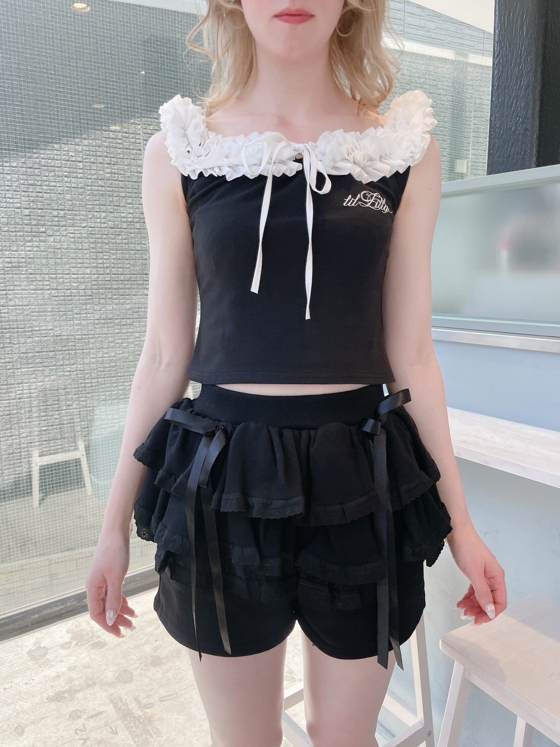 フリル付きブラックタンクトップ フリルタンクトップ | lilLilly official webstore