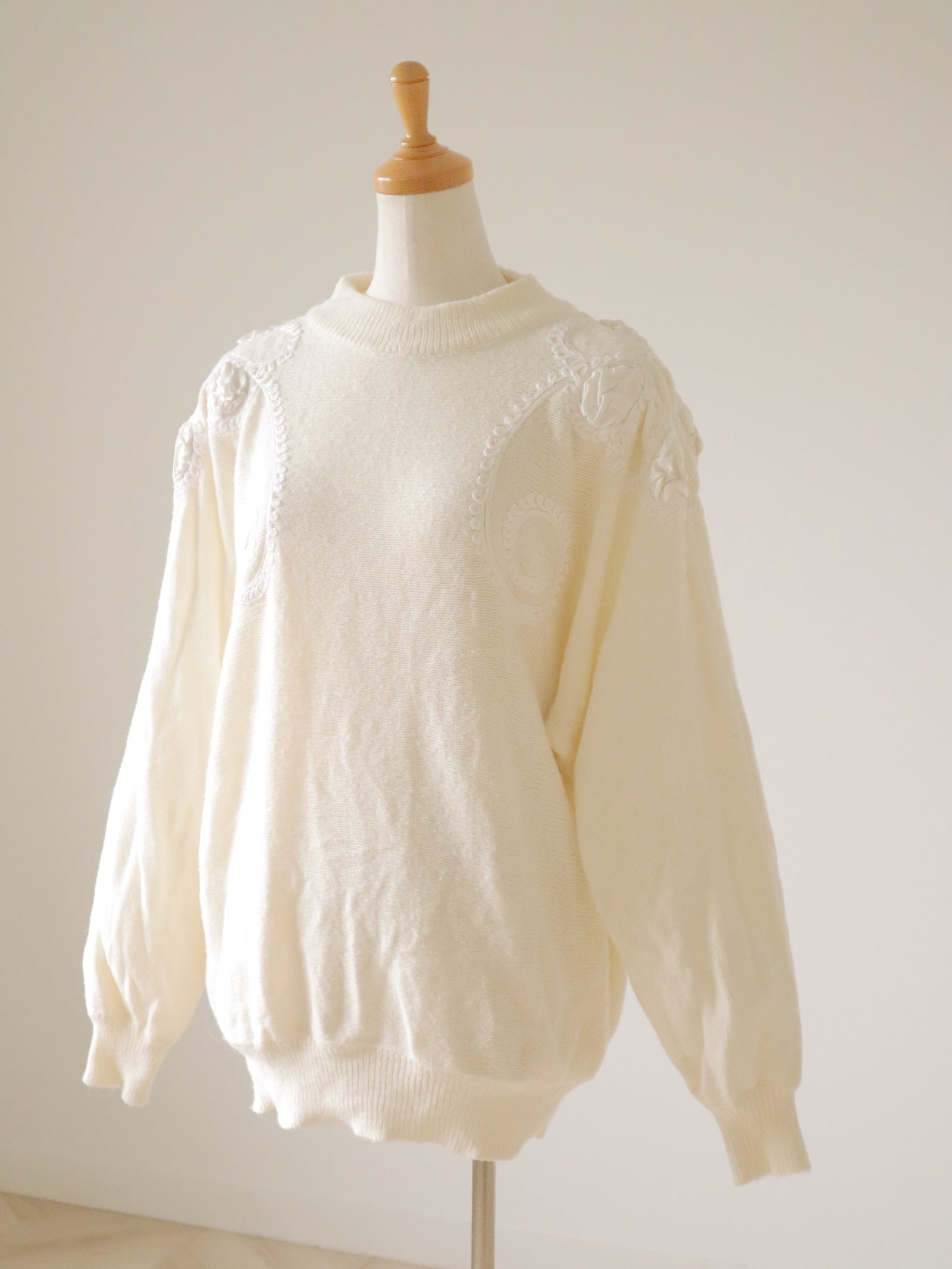 ●shoulder embroidery sweater