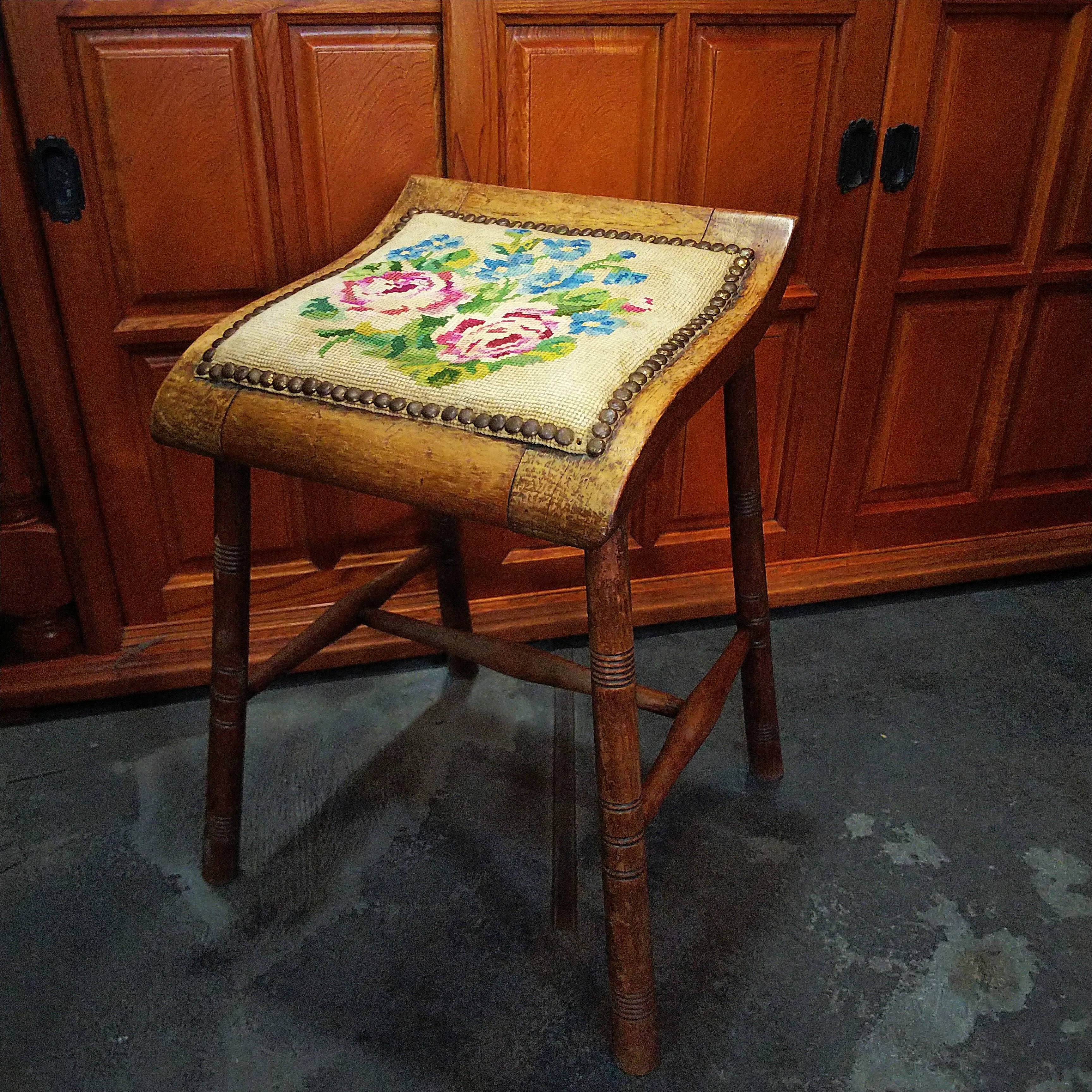 フランス アンティーク プチポワン 刺繍 小ぶりな古木のスツール 椅子