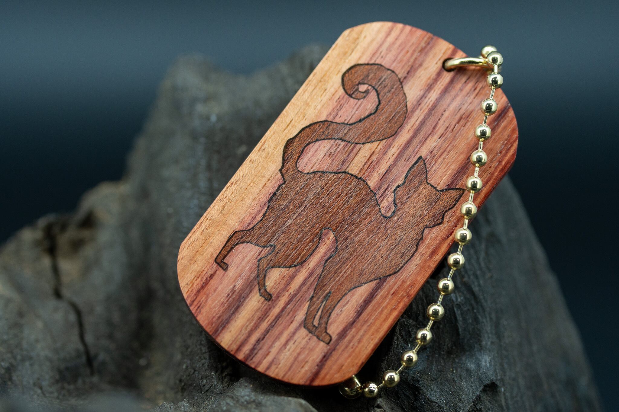 【 木材の女王】チューリップウッド ドッグタグ 象嵌 探る視線