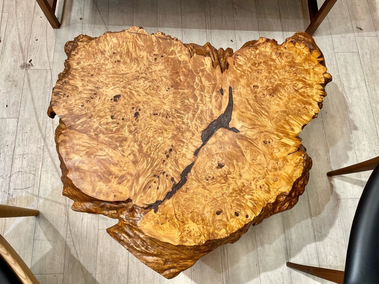 バール模様の木製テーブル（木の瘤スライス板） バール模様の木製テーブル（木の瘤スライス板）