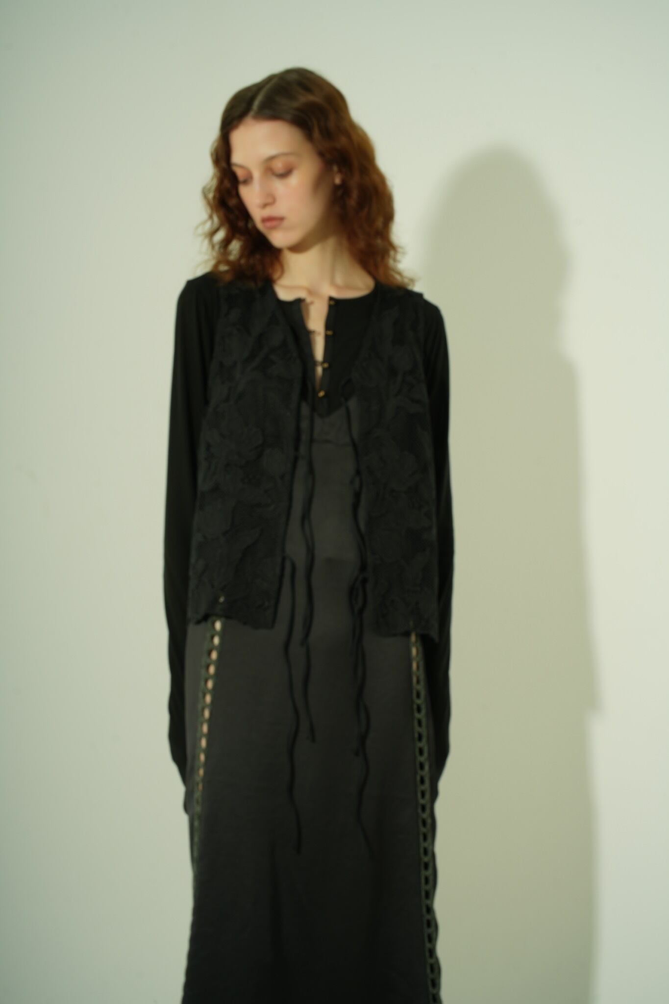 【先行受注2026 MAIN COLLECTION】SCALLOPED EMBROIDERY VEST / BLK