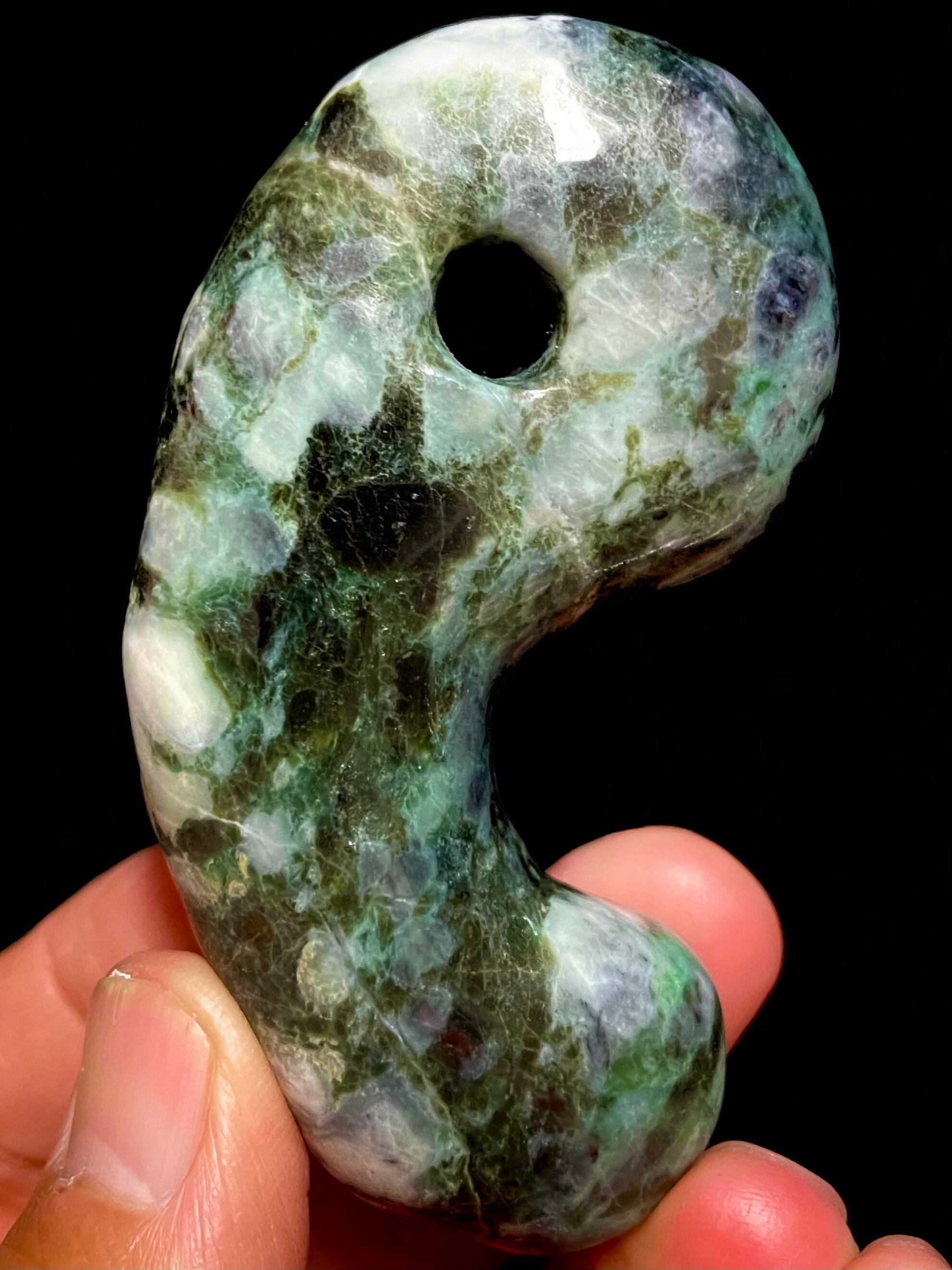 ✳綺麗な肌目の勾玉を‼️ 糸魚川翡翠本物硬玉‼️ お身近