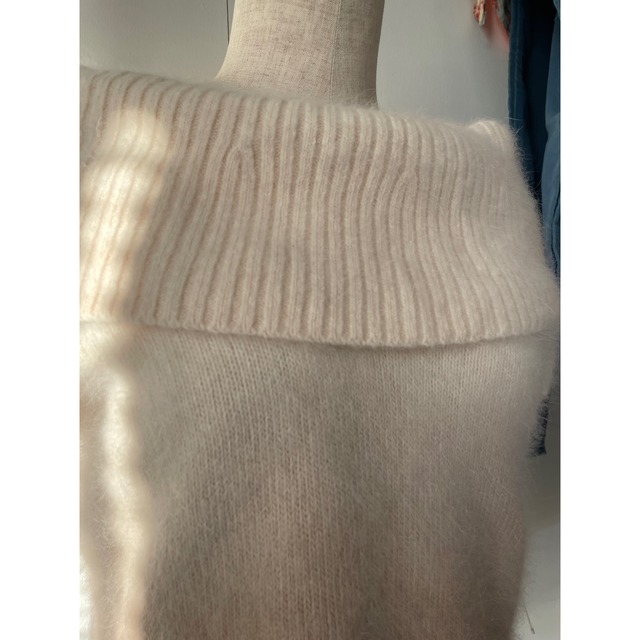 Gradation off shoulder knit