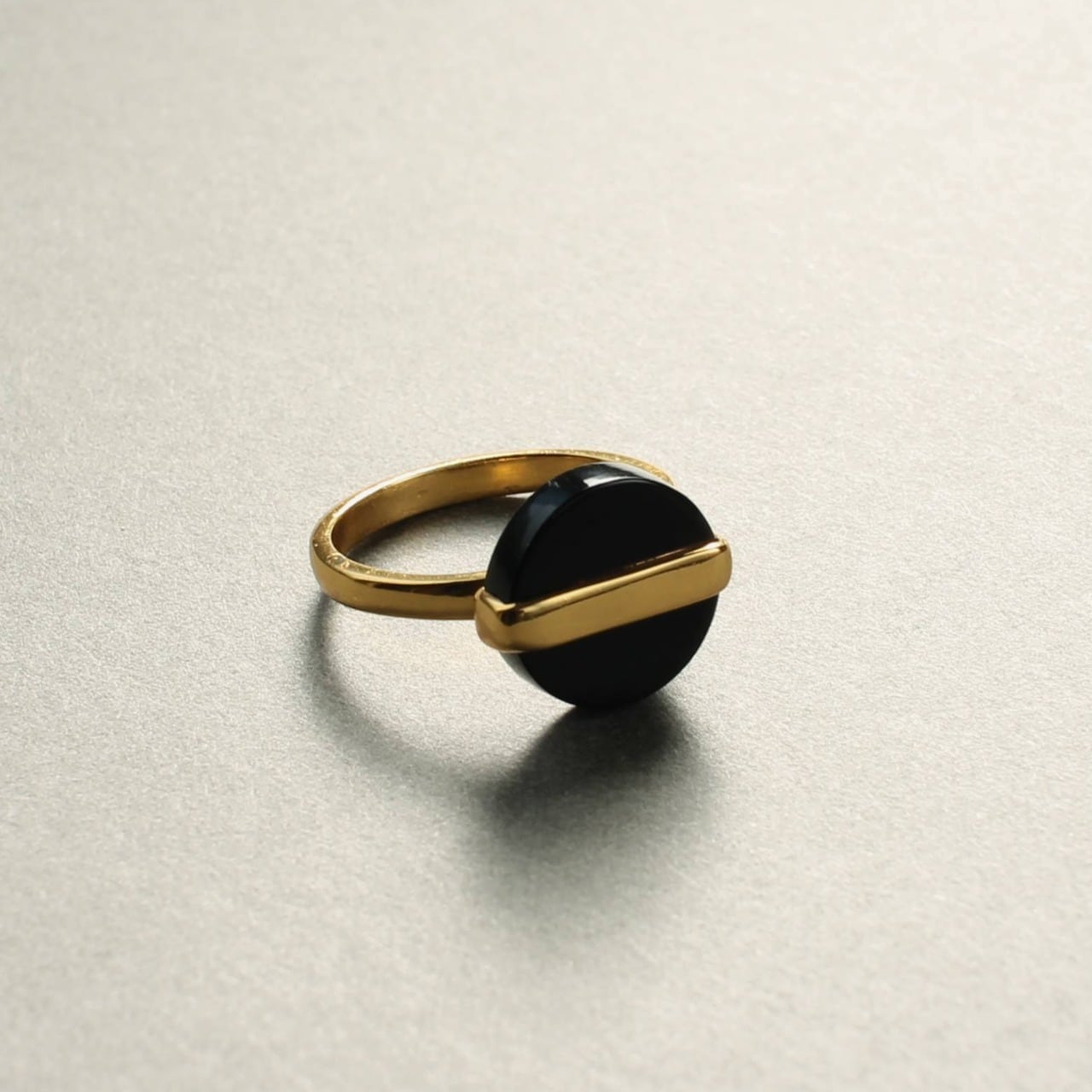 シンプル×モダン。漆黒の輝きを纏う】ブラックオニキス ラウンド