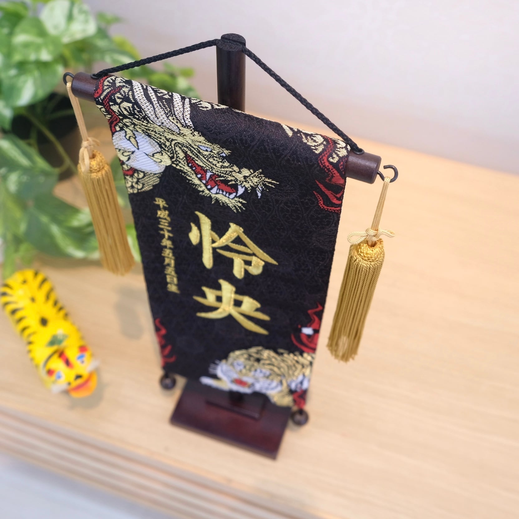 掛軸 掛け軸 モダン友禅名入掛軸 五月人形 松竹梅 金襴緞子 大サイズ