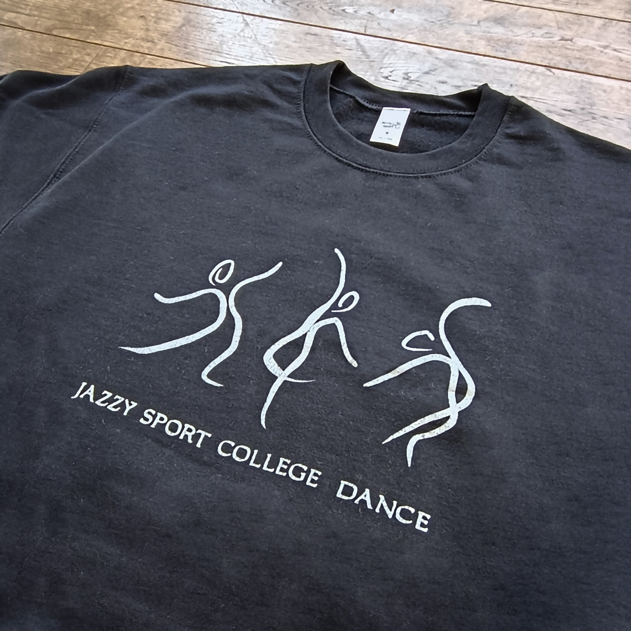 残りわずか〉J.S. College Dance スウェット（ブラック） | Jazzy