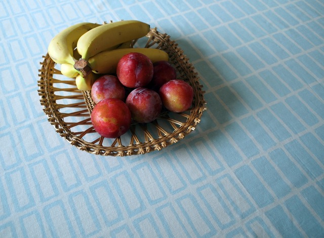 テーブルクロス　タイル模様／薄水色