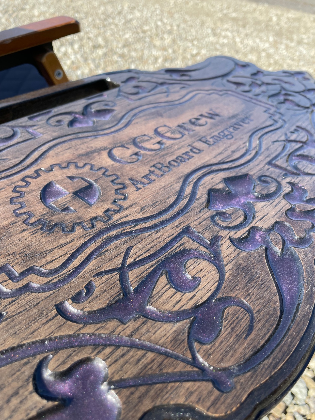 ヴィンテージ風彫刻テーブル（ダークパープル）