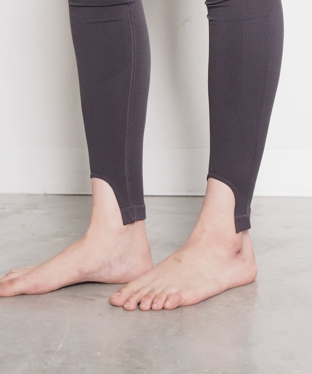 ARCH SLIT LEGGINGS | serene