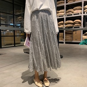 セミロング丈 花柄 フレアスカート スカート ロング ロング丈 かわいい 大人可愛い きれいめ 上品 おしゃれ お洒落 大人可愛い 大人女子 ラブリー キュート ガーリー エレガント とろみ感 白 ホワイト 黒 ブラック フラワー 小花柄 春 夏 秋 冬 オールシーズン 10代 20代 30代 40代 レディース オフィス ビジネス OL 通勤 学生 通学 デート お出かけ 着回し 普段使い 重ね着 韓国 韓国系 オルチャン ファッション コーデ モテ
