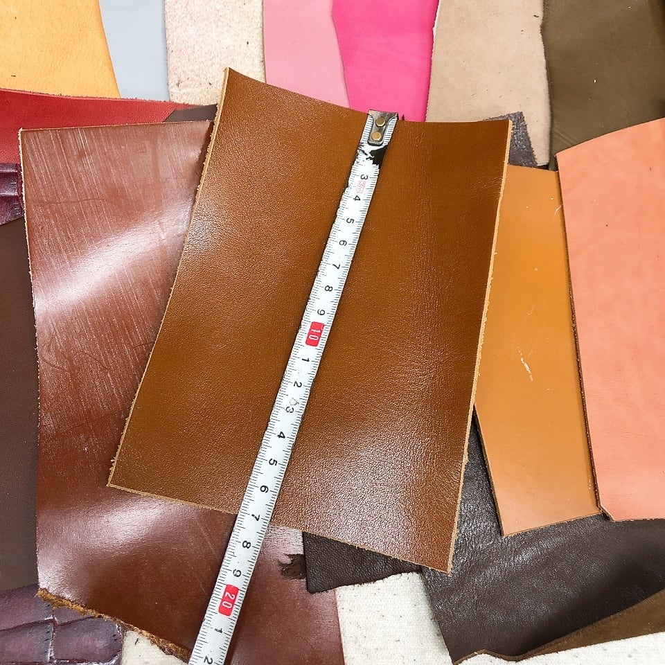 ミニ革ハギレ50枚セット[1枚=1.5〜2.0ds] | and leather 【初心者