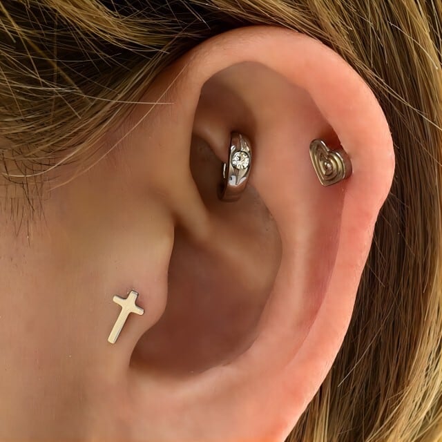 トラガスピアス 金属アレルギー対応 18G 16G クロス 十字架ピアス つけ