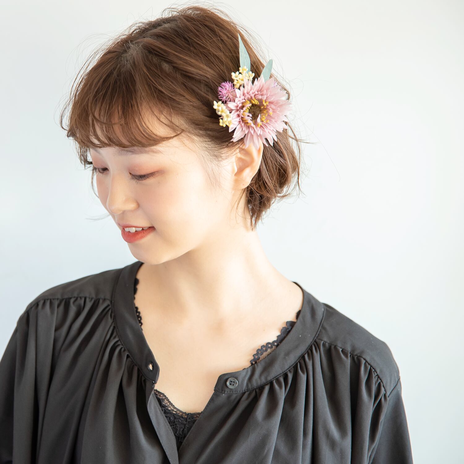 【ショートヘアやショートボブのお呼ばれヘアD】ドライフラワー風アーティフィシャルフラワー（ガーベラ）のヘッドパーツ　結婚式の列席者、二次会やパーティーのゲストヘアにも♪　ラフリジーウェディング