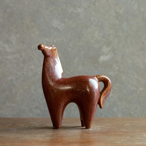 凛々しい表情の、茶色く滑らかな馬