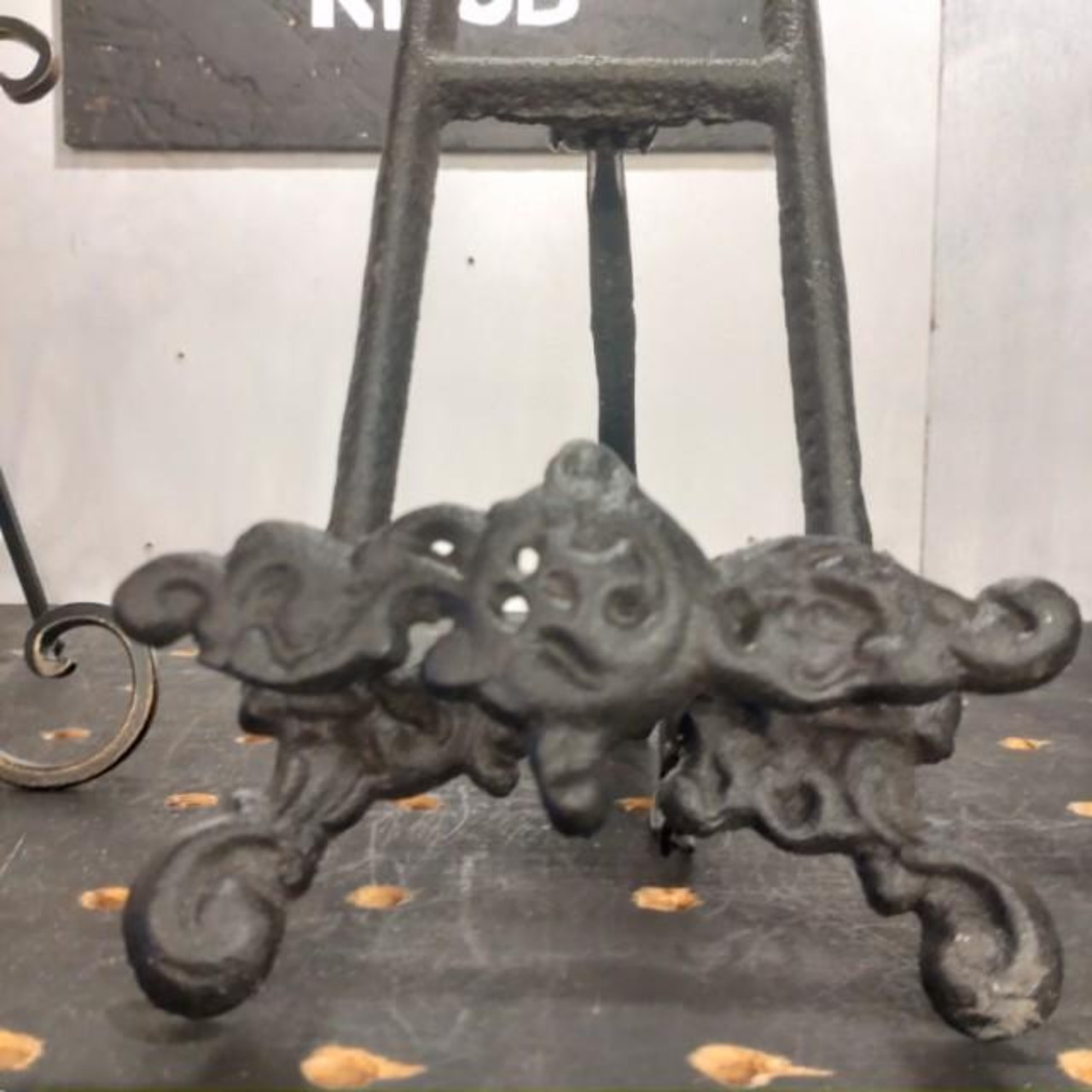 Covent Iron Easel Stand　 Large Made of Iron　Iron　Antique Style　Changes over time　Display　