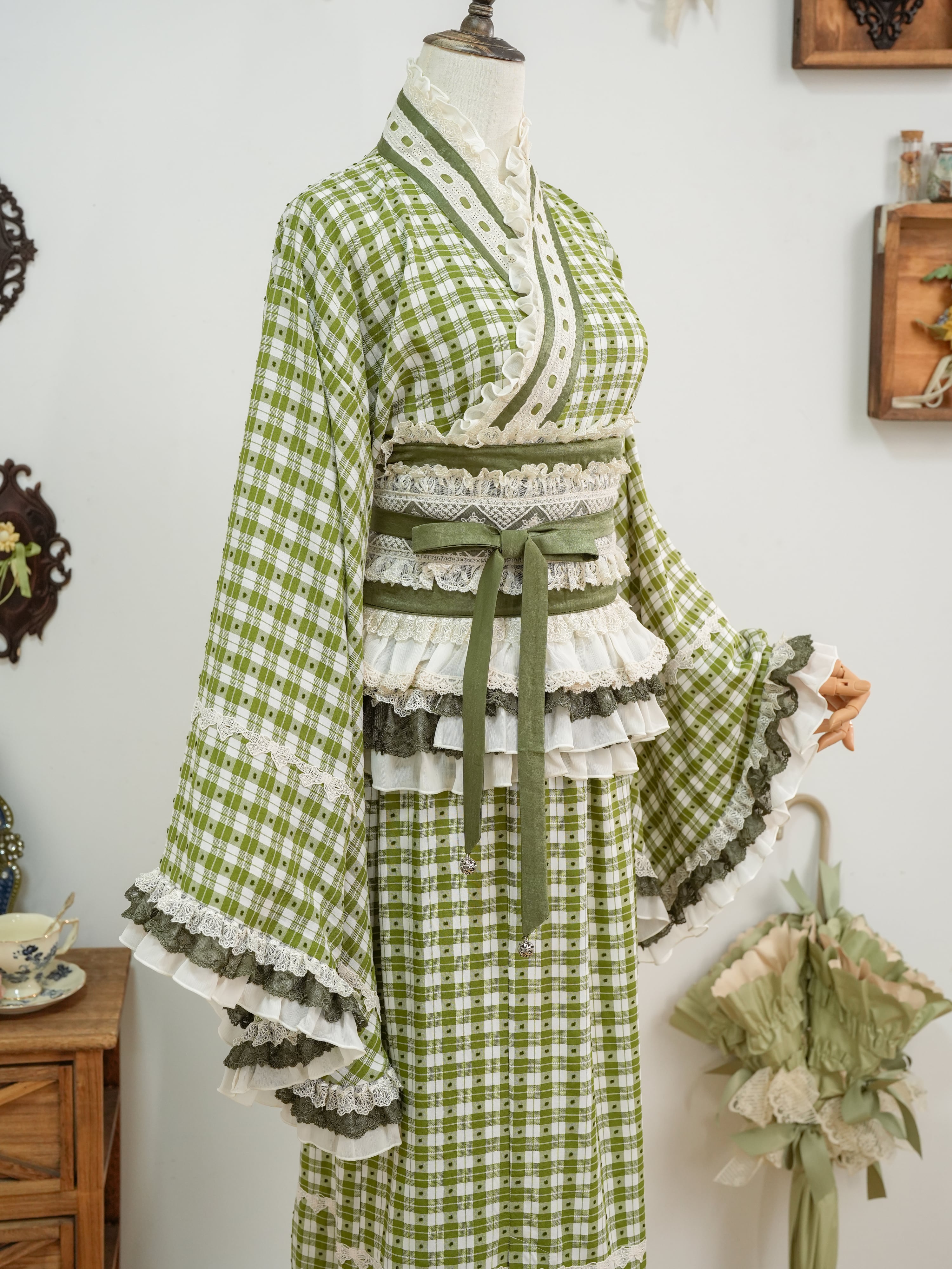 緑の服を着た女性の置物　EMPIRE SHELTON IVORY  アンティーク あけぼのの供人 着物風セットアップ | HoshibakoWorks