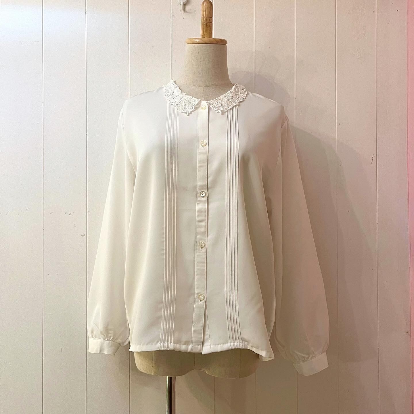 white lace collar pintuck blouse