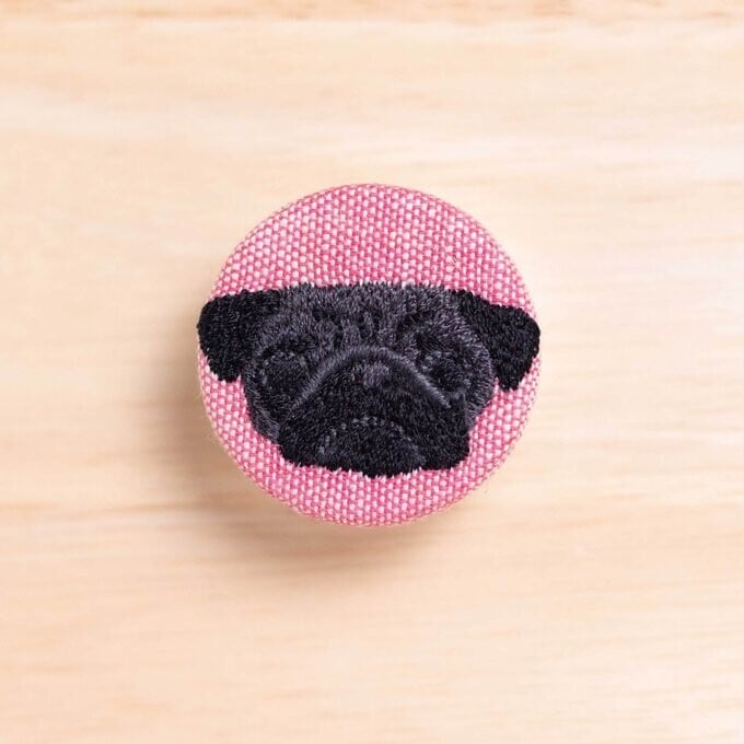 刺繍くるみブローチ(赤)黒パグ