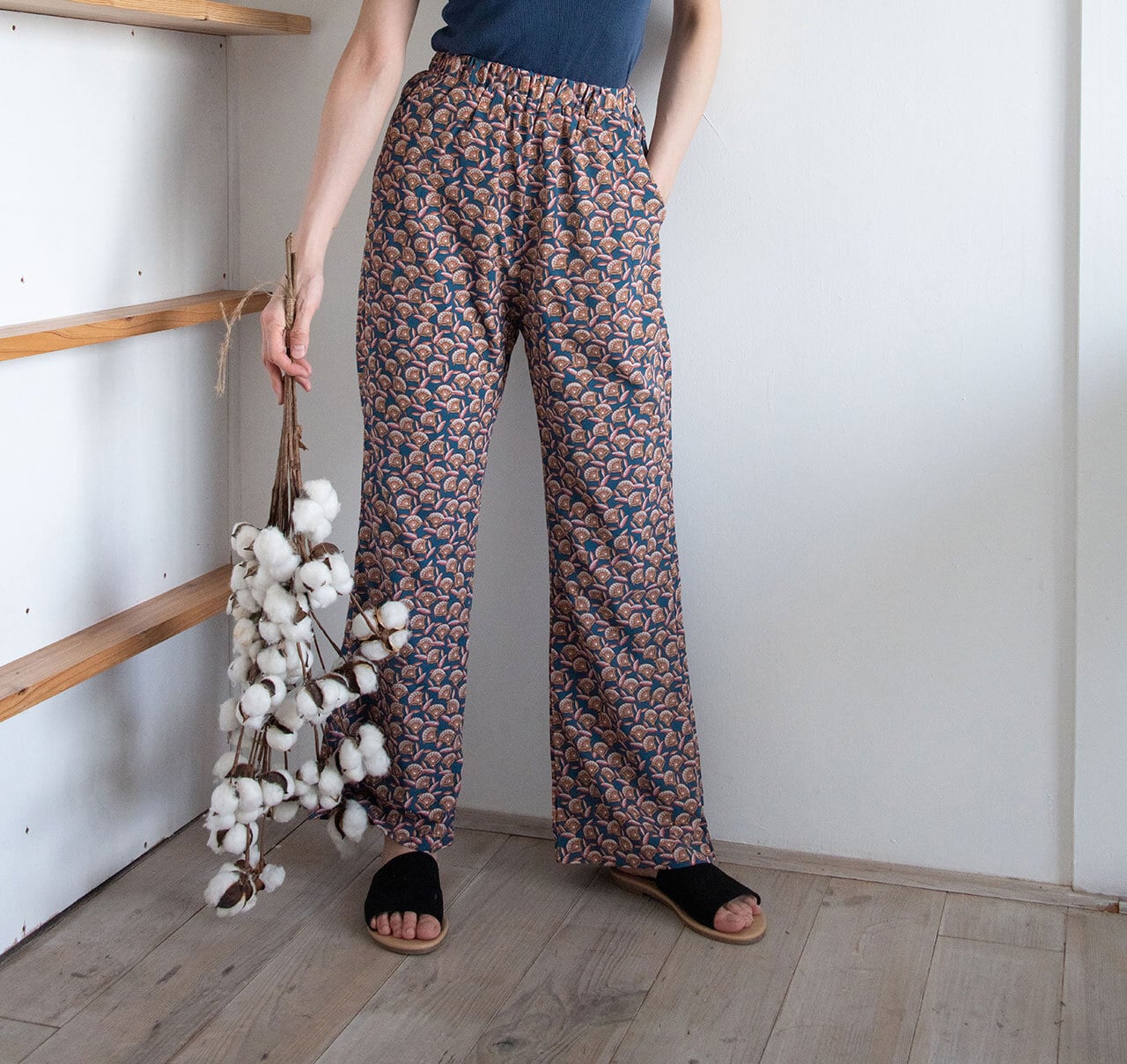 花柄リラックスフレアパンツ