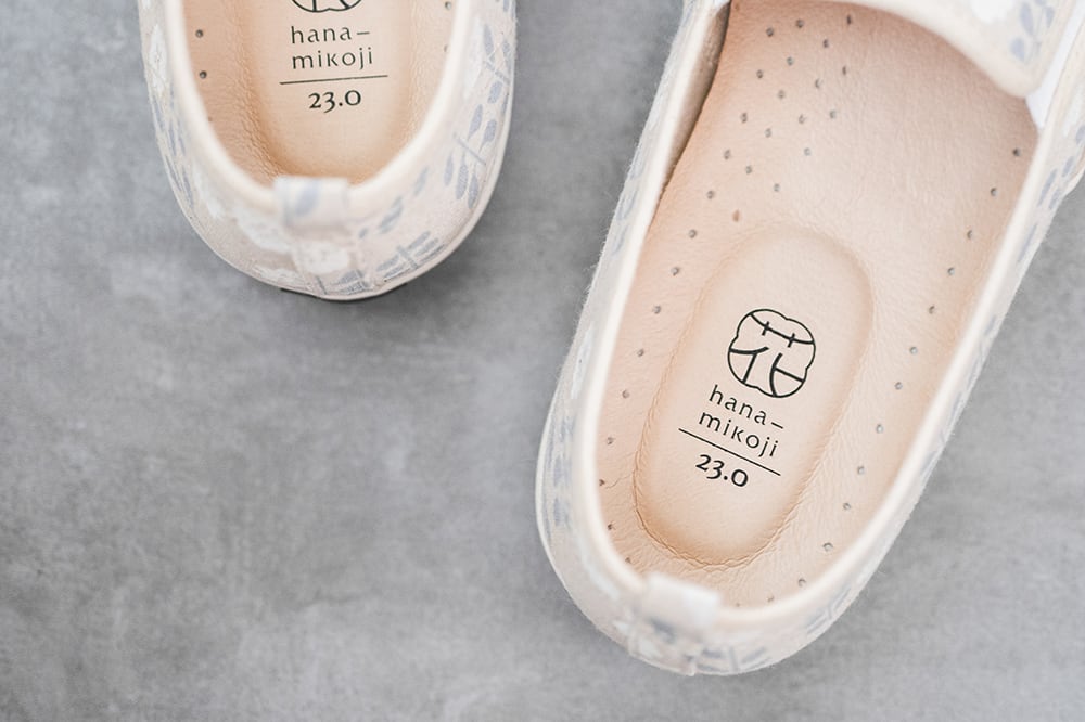 ぷっくりスリッポン 白のゆらめき 程よい可愛さが魅力の柄物シューズ