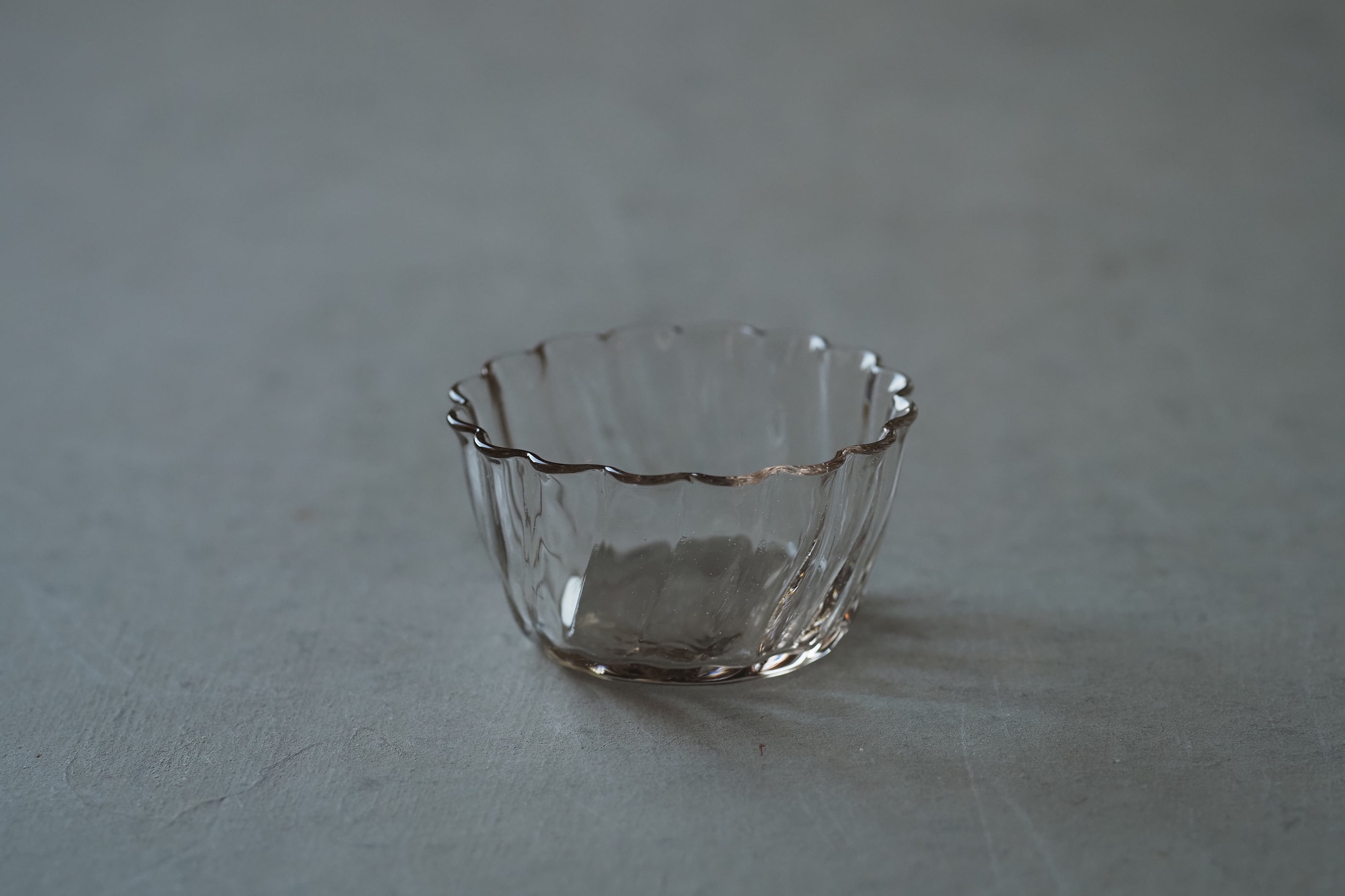 津田清和／深め／輪花　ガラスボウル鉢／希少／極美品 津田清和 72. 輪花ひねり豆鉢 | 陶屋なづな