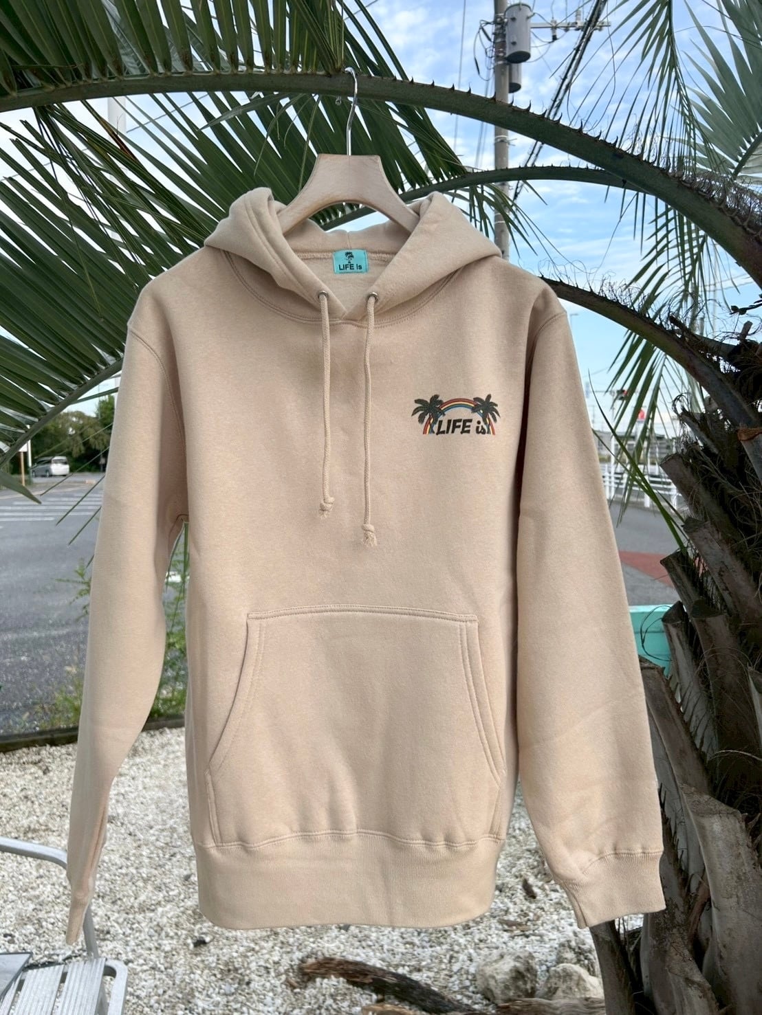 LIFE is × TAMOコラボ フルカラー フーディー ￥11,800(￥12,980)