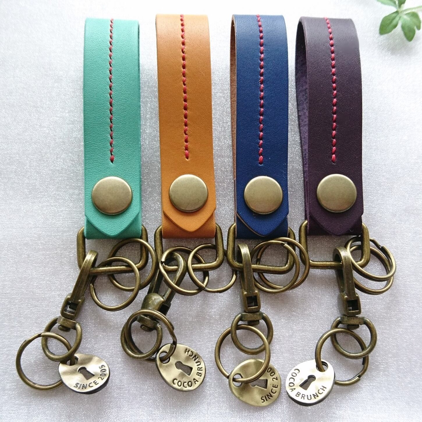 ご縁を結ぶ赤い糸2・手縫いステッチナチュホワキーホルダー(名入れ可)