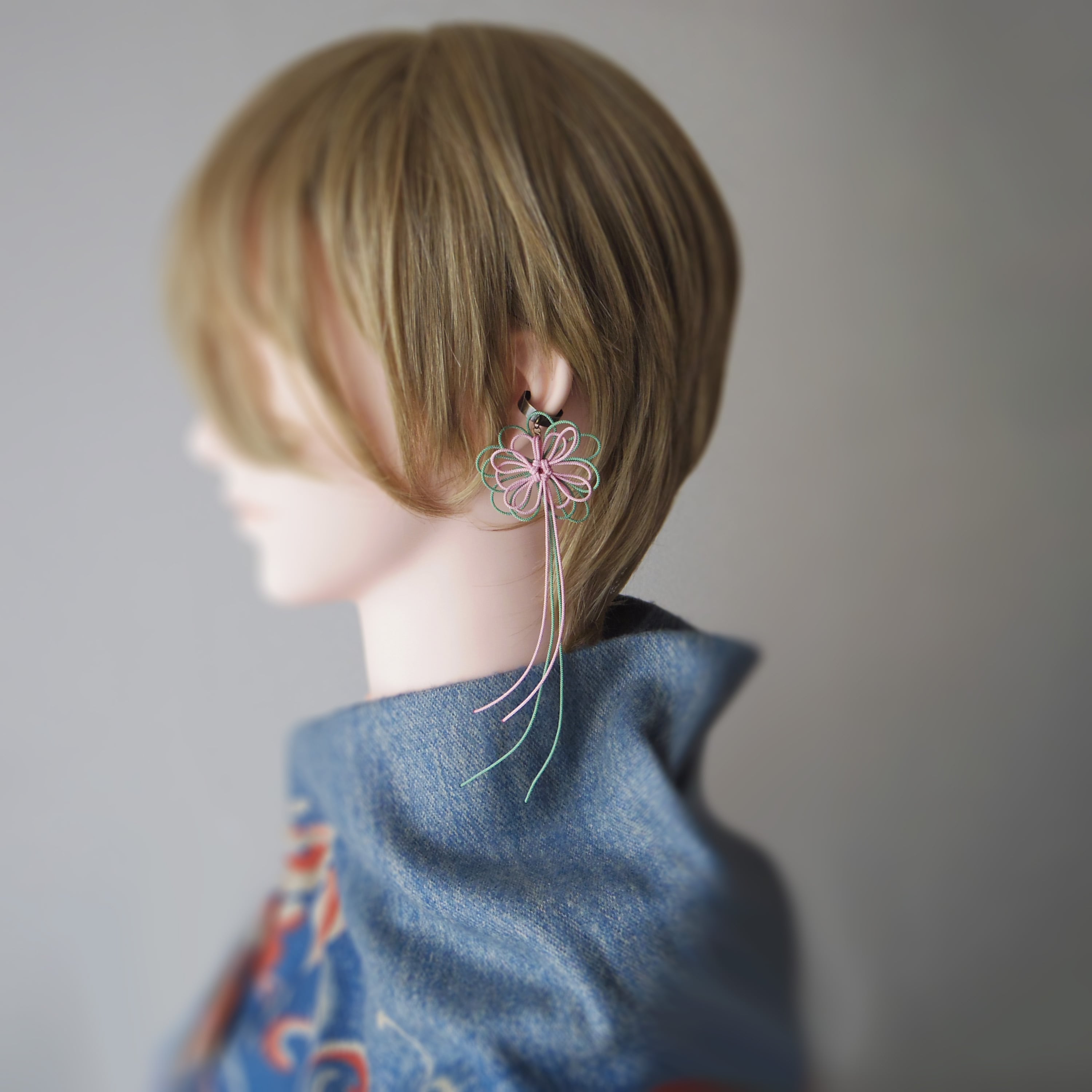 かたっぽイヤーカフ「ふみつれて」(淡ピンク×淡緑)