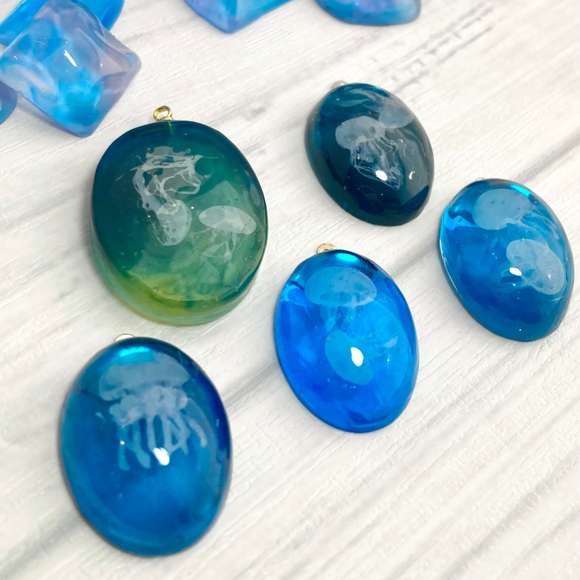 深海カラーのクラゲアクセサリー ペンダント・キーホルダーに | のっ