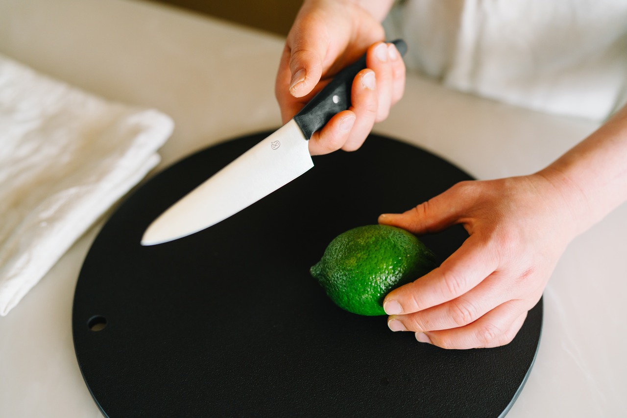 〈日本のものづくり〉まっすぐな包丁・ペティ