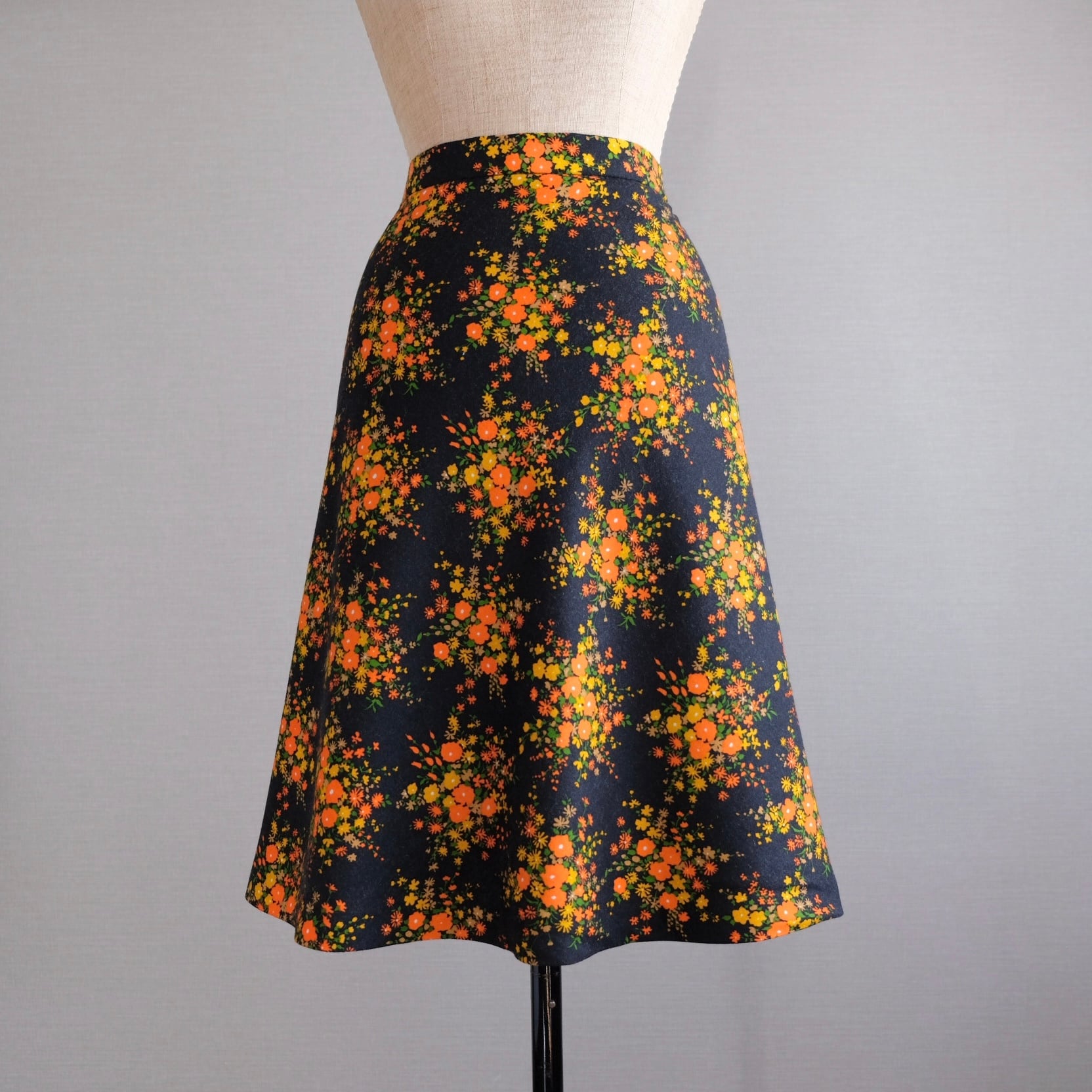 フラワーフレアスカートブラックオレンジ | 古着屋Sique おしゃれ古着