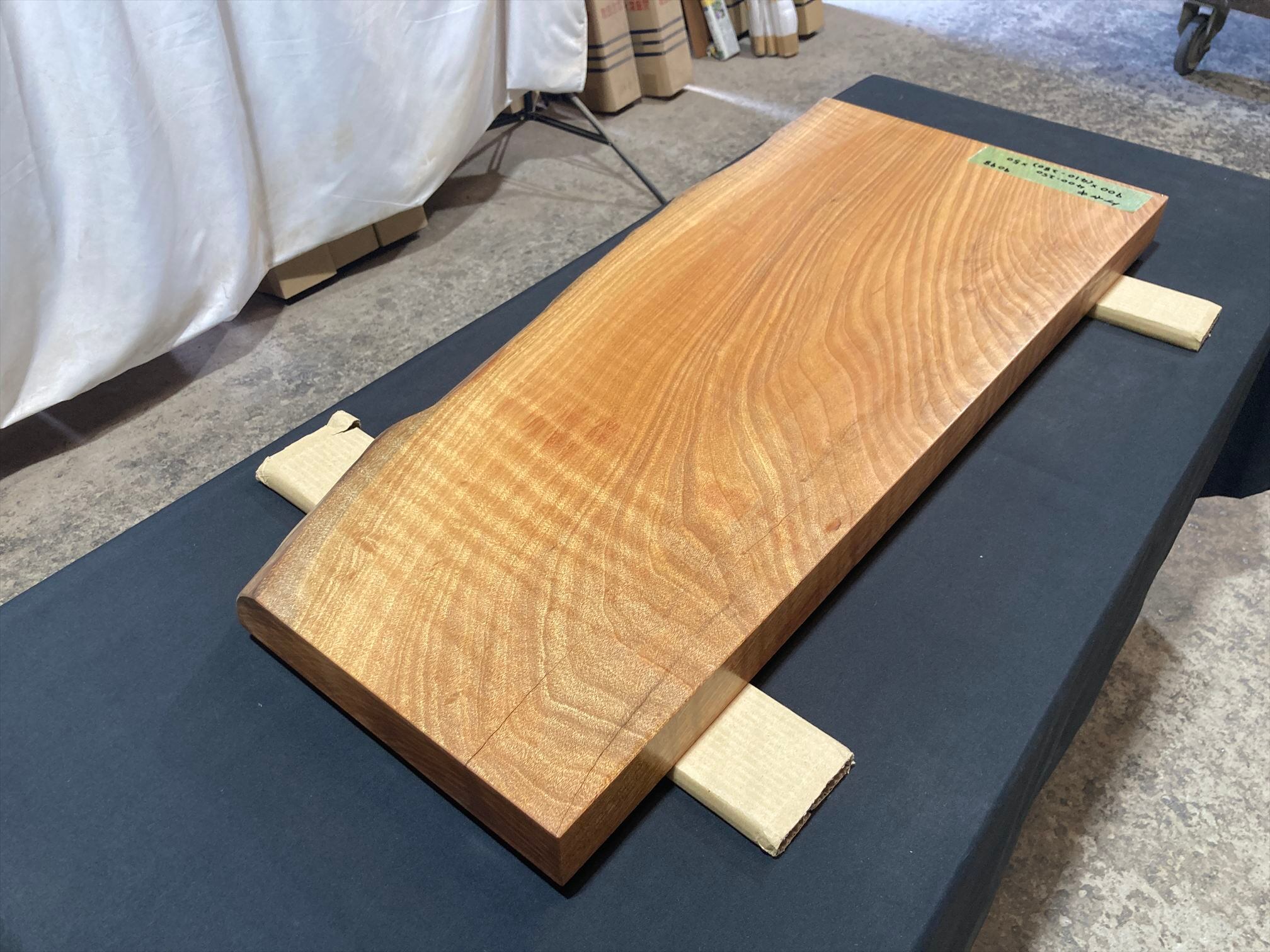 欅 一枚板 センターテーブル 無垢材 銘木 逸品 高級 リビング 検家具蔵葉山 欅 一枚板 センターテーブル 無垢材 銘木 逸品 高級 リビング 検家具蔵