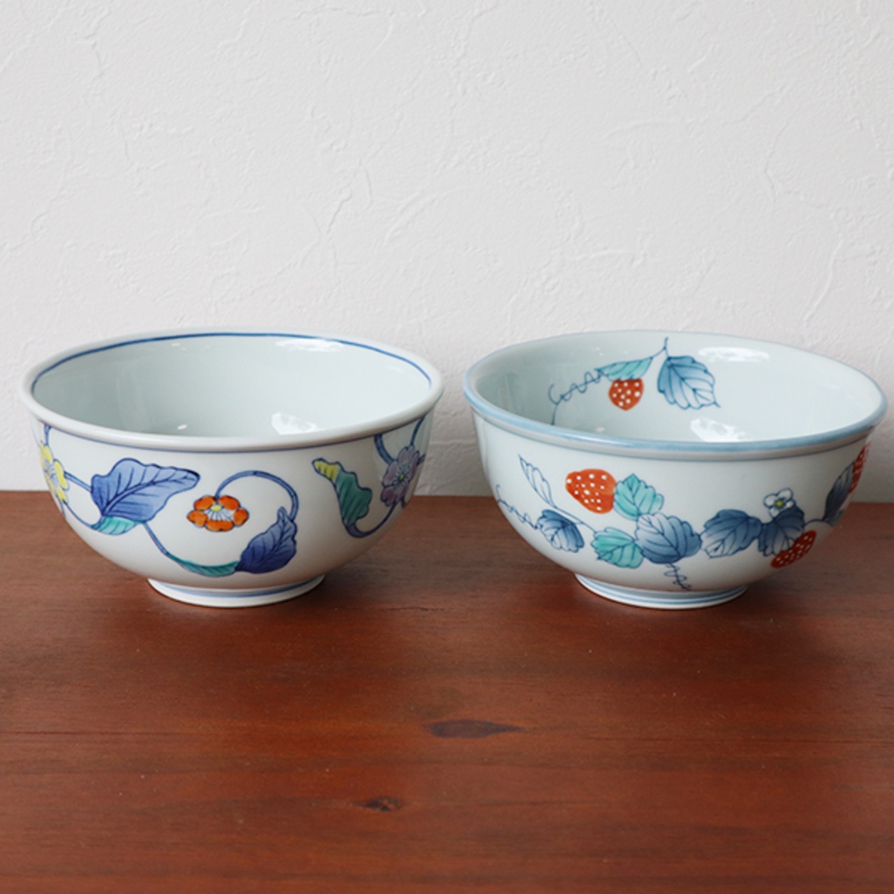 有田焼　多用丼（中）（浮上花・苺）10-040