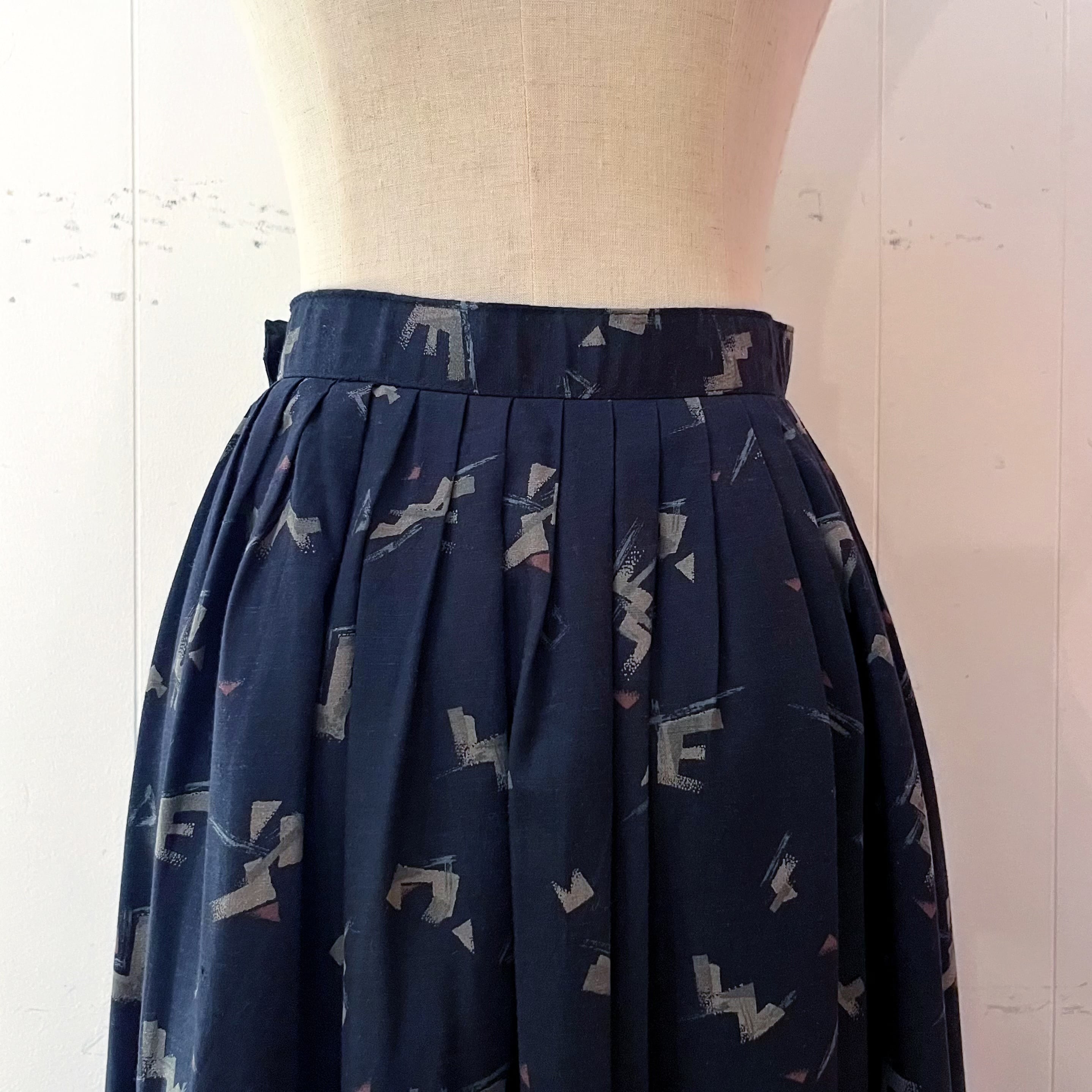 geometric pattern tuck skirt