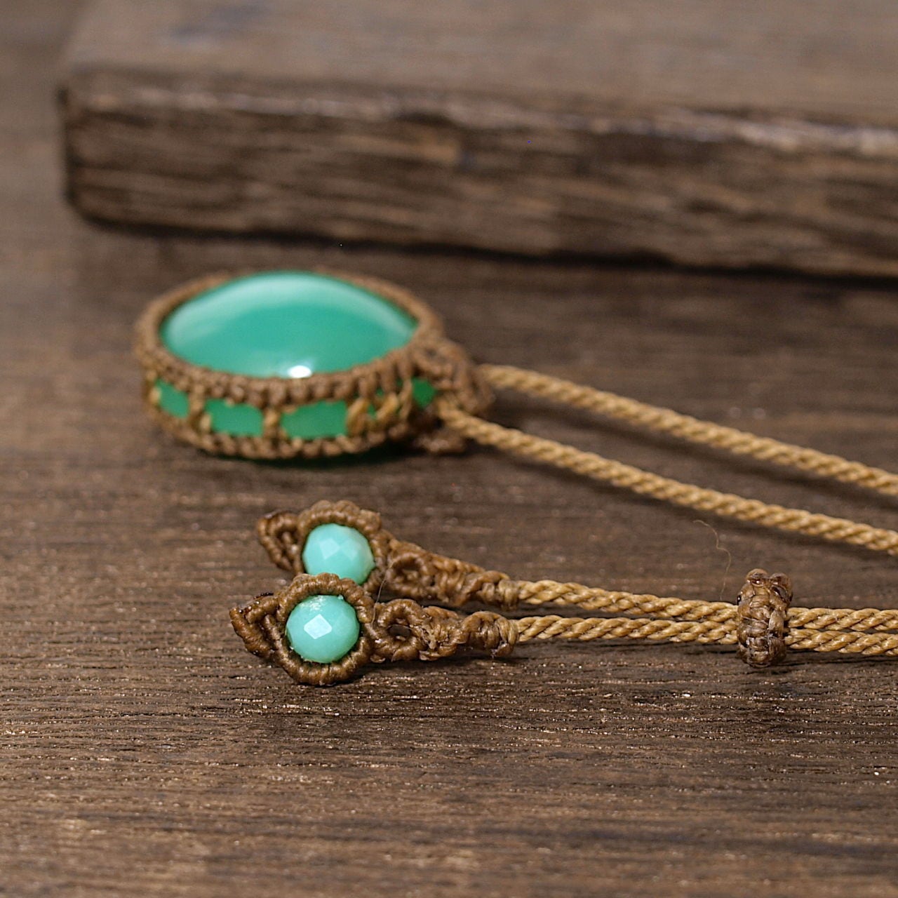 一点物】クリソプレーズのルースを包んだマクラメネックレスNo.1