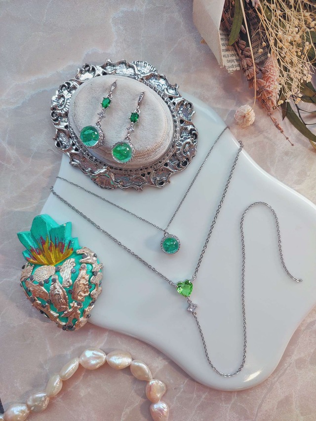 セット【GLITTER GREEN FORBBIDEN EARRING & NECKLACE／7月誕生石シリーズ（XX359） 】
