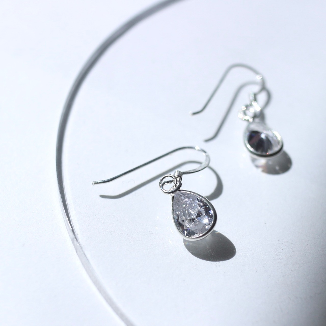 高品質キュービックジルコニア使用　揺れ動く雫ピアス