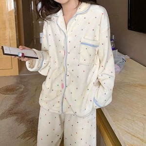 セットアップ レディース トップス パンツ ルームウェア パジャマ ストレートパンツ 長袖 ラウンドネック 襟付き ふわふわ ポケット ハイウエスト 前開き 伸縮性 ベルベット ストレッチ かわいい 大人可愛い きれいめ シンプル カジュアル おしゃれ ラフ ガーリー ルーズ とろみ感 抜け感 ラブリー キュート 学生風 ナチュラル ドット柄 水玉 冬 お泊まり アウトドア キャンプ 旅行 休日 重ね着 双子 韓国 オルチャン コーデ 楽ちん 暖かい 防寒 体型カバー 普段使い S M L ライトベージュ