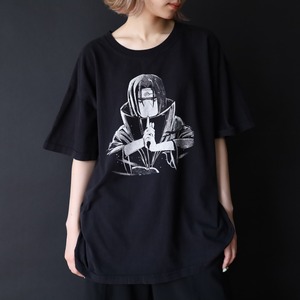 over silhouette " UCHIHA ITACHI " print design Tee