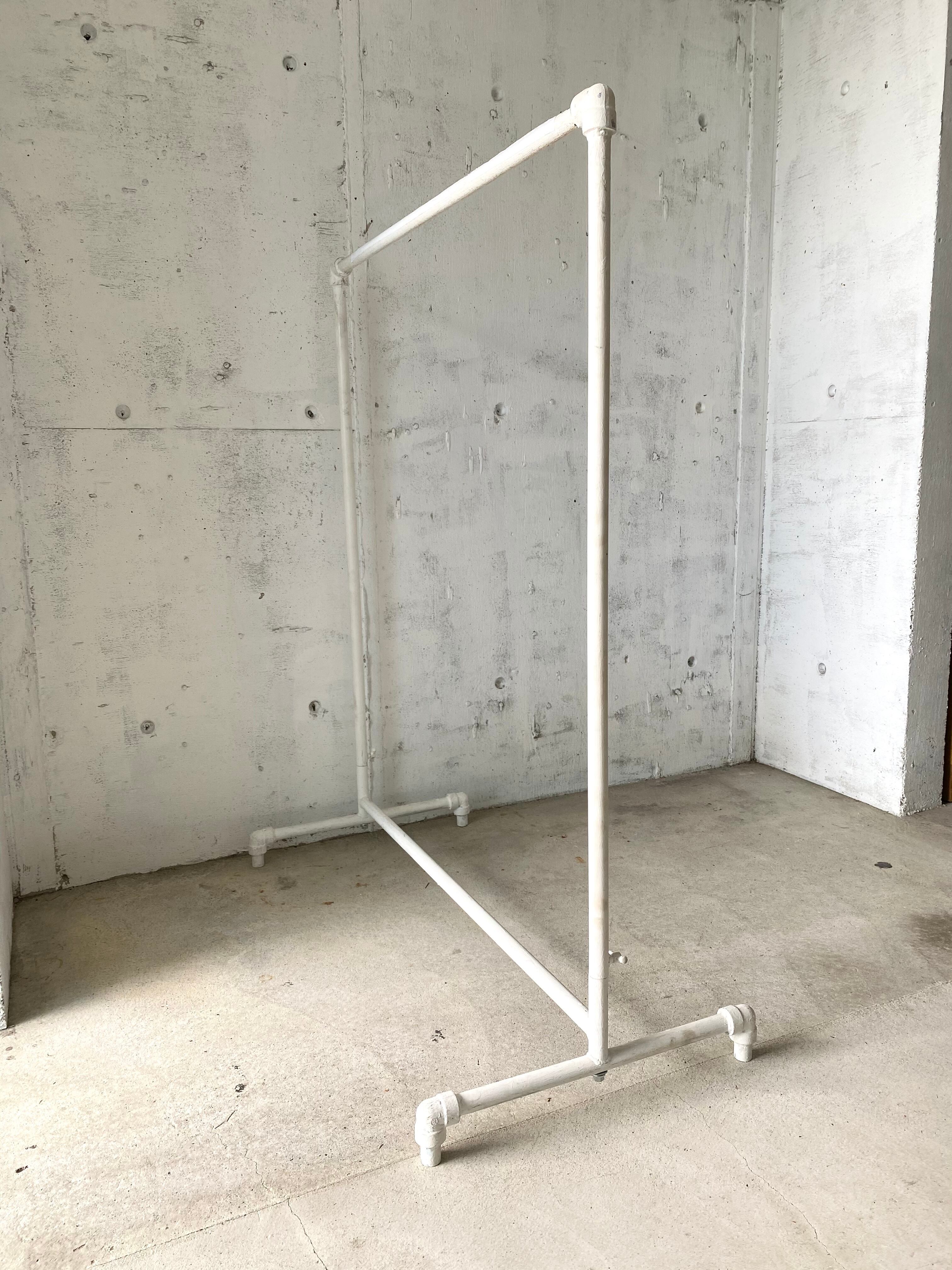 NEW ARRIVAL コクシグル薔薇モチーフアイアンハンガーラック サラ