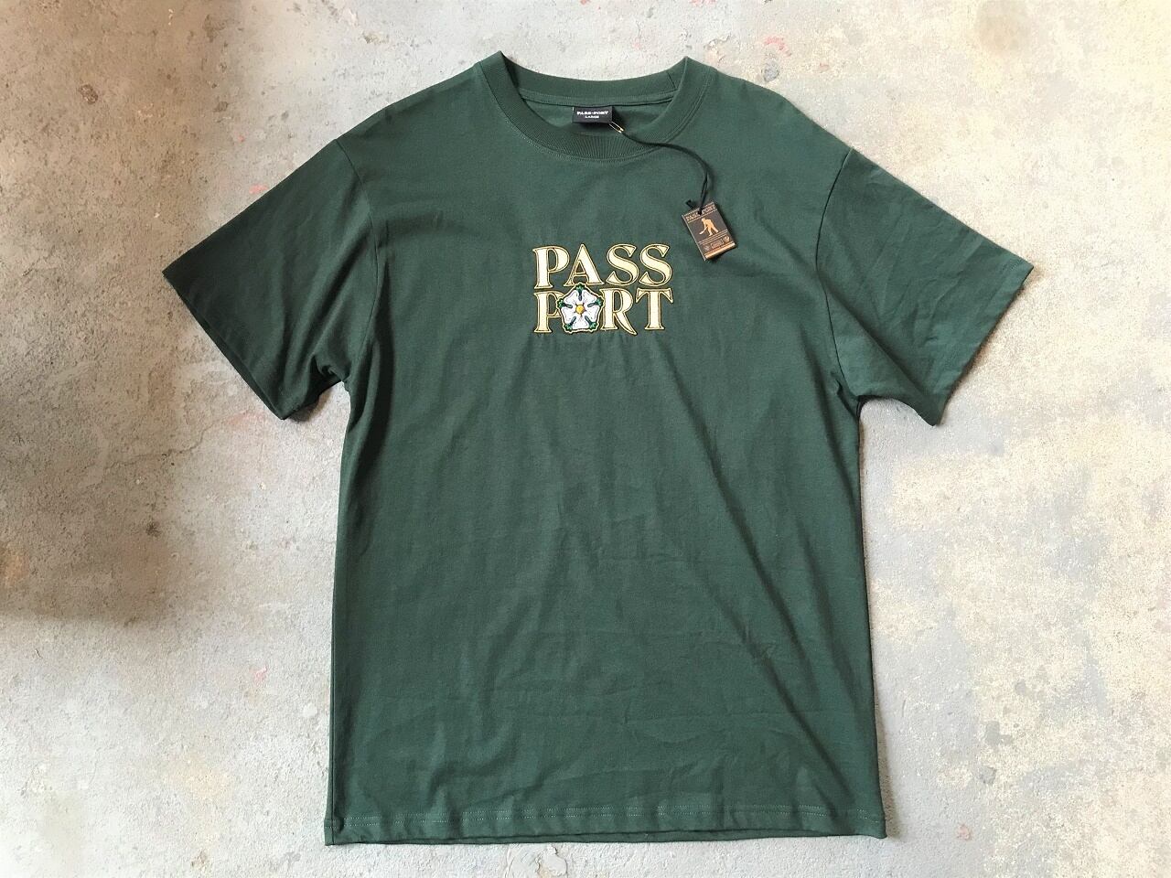 PASS~PORT rosa embroidery T-shirt FOREST GREEN