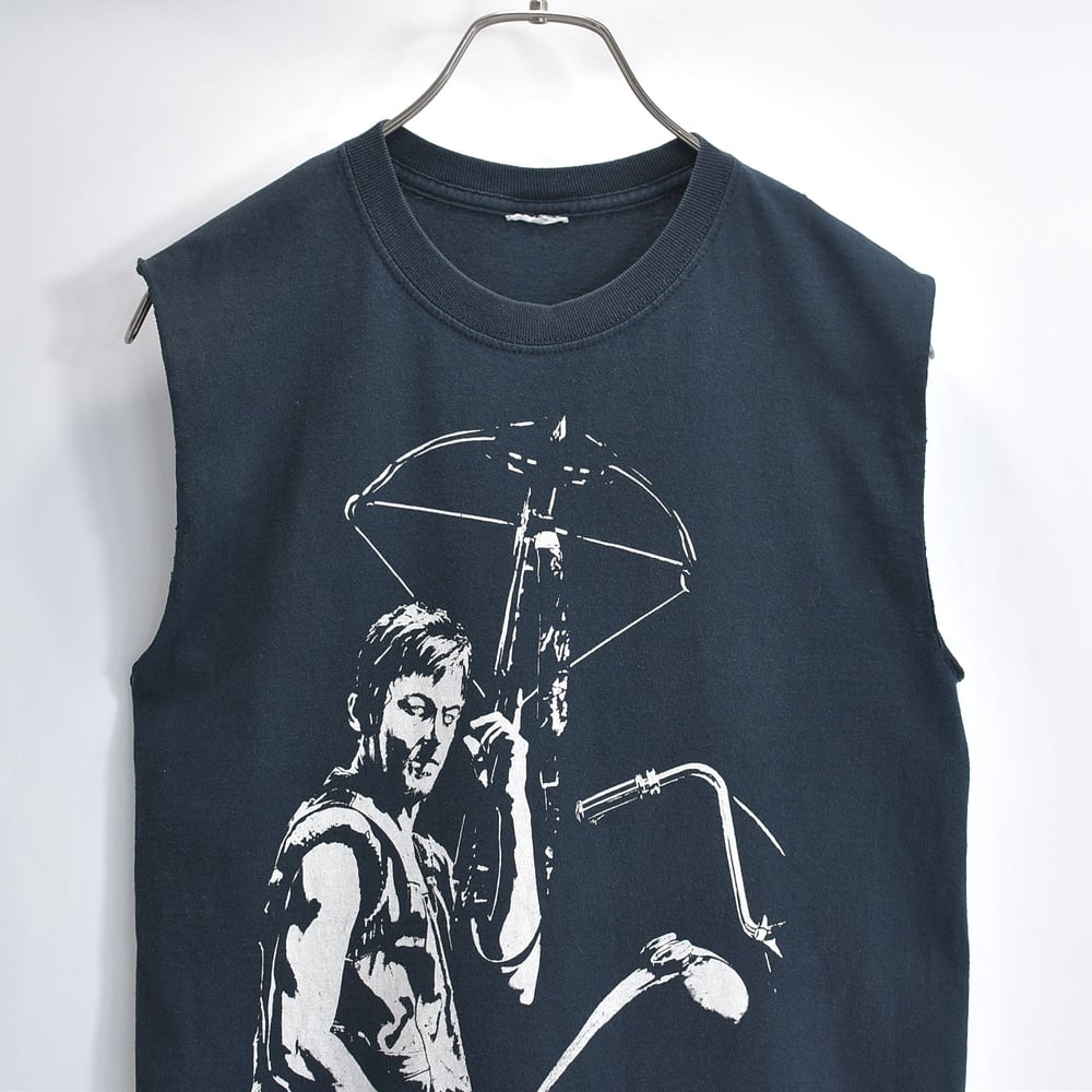 AMC THE WALKING DEAD ダリルディクソン ゾンビ グラフィック ピンホールダメージ ノースリーブTシャツ カットオフ アメコミTシャツ ブラック USED ヴィンテージ ビンテージ 古着 メンズ XSサイズ相当