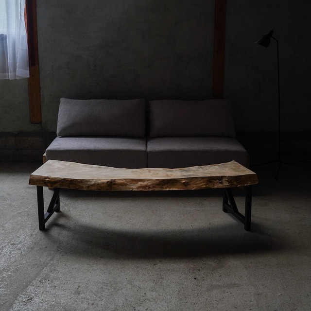 大きいカーブが個性的な 栃の一枚板 ローテーブル