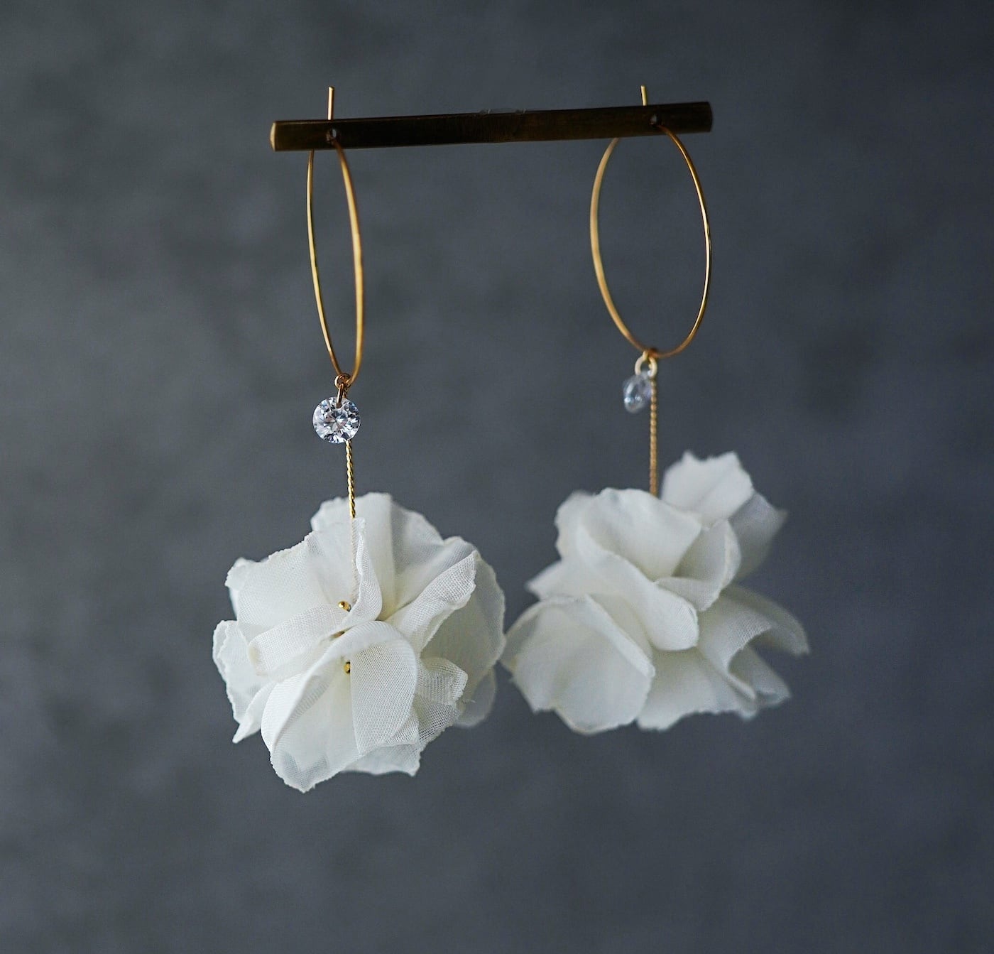 シフォン紫陽花のボリュームピアス｜2way*揺れる上品デザイン | un