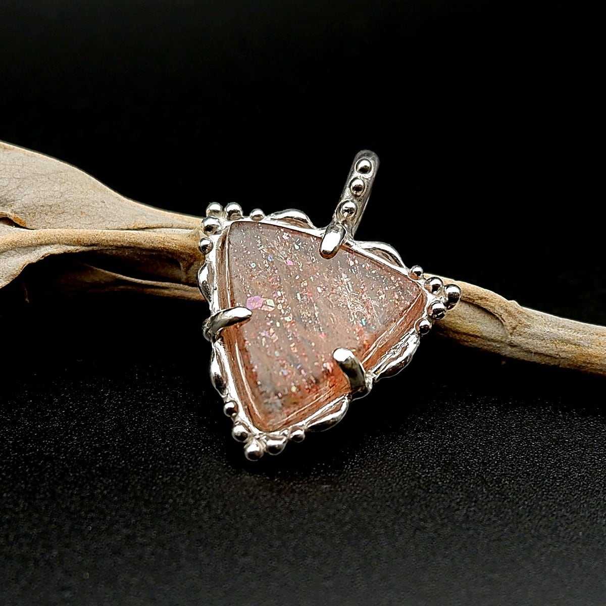 レインボーコンフェッティサンストーンの粒飾りペンダント