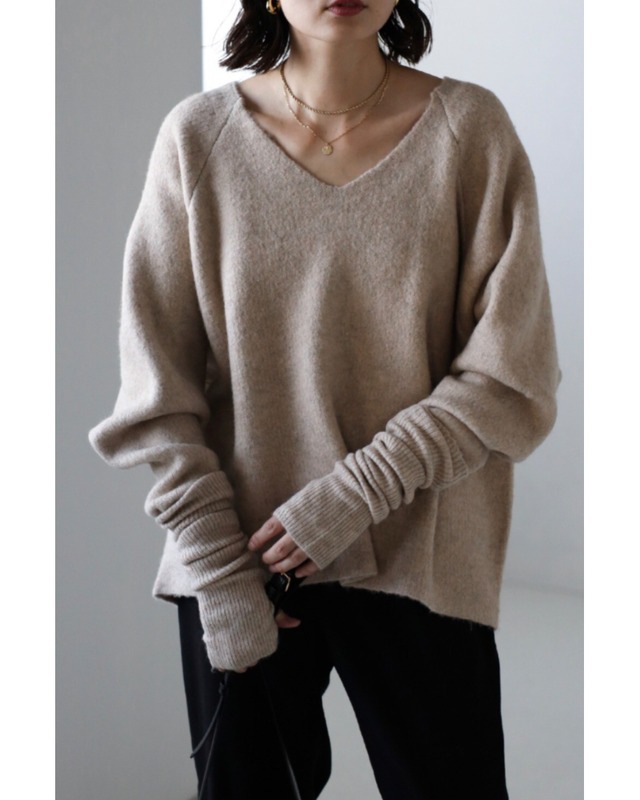 アームウォーマー付きVネックニット